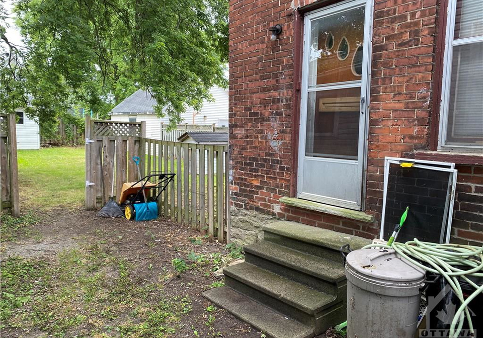 9-kent-street-smiths-falls-ontario-1255357