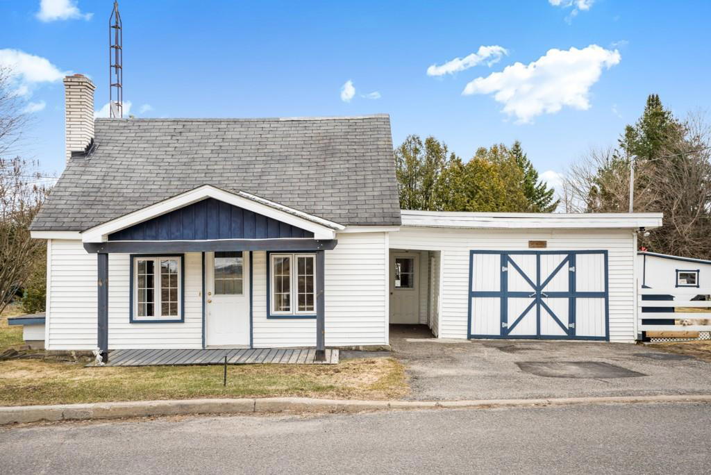 1079 Des Cedres Street, ChuteABlondeau