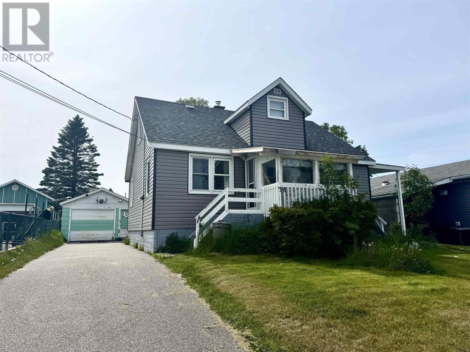 38-third-avenue-wawa-ontario-sm260509