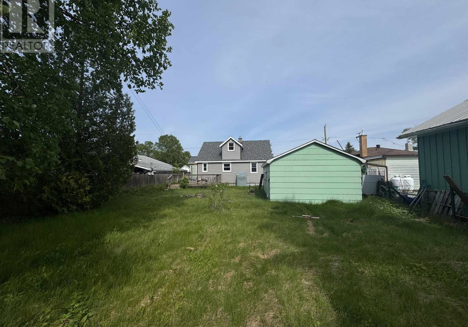 38-third-avenue-wawa-ontario-sm260509
