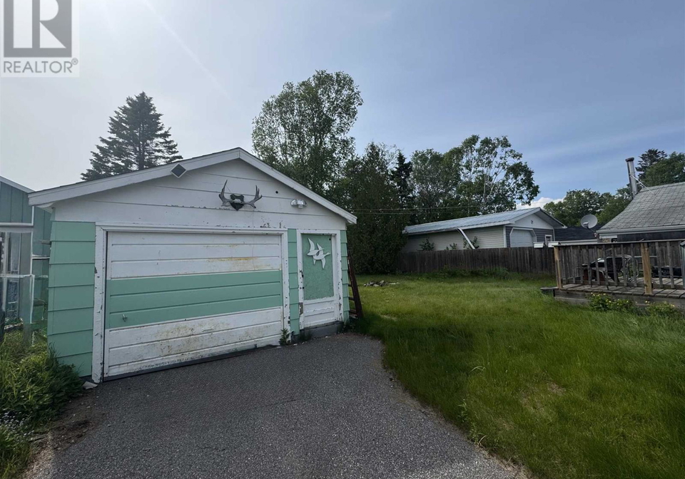 38-third-avenue-wawa-ontario-sm260509