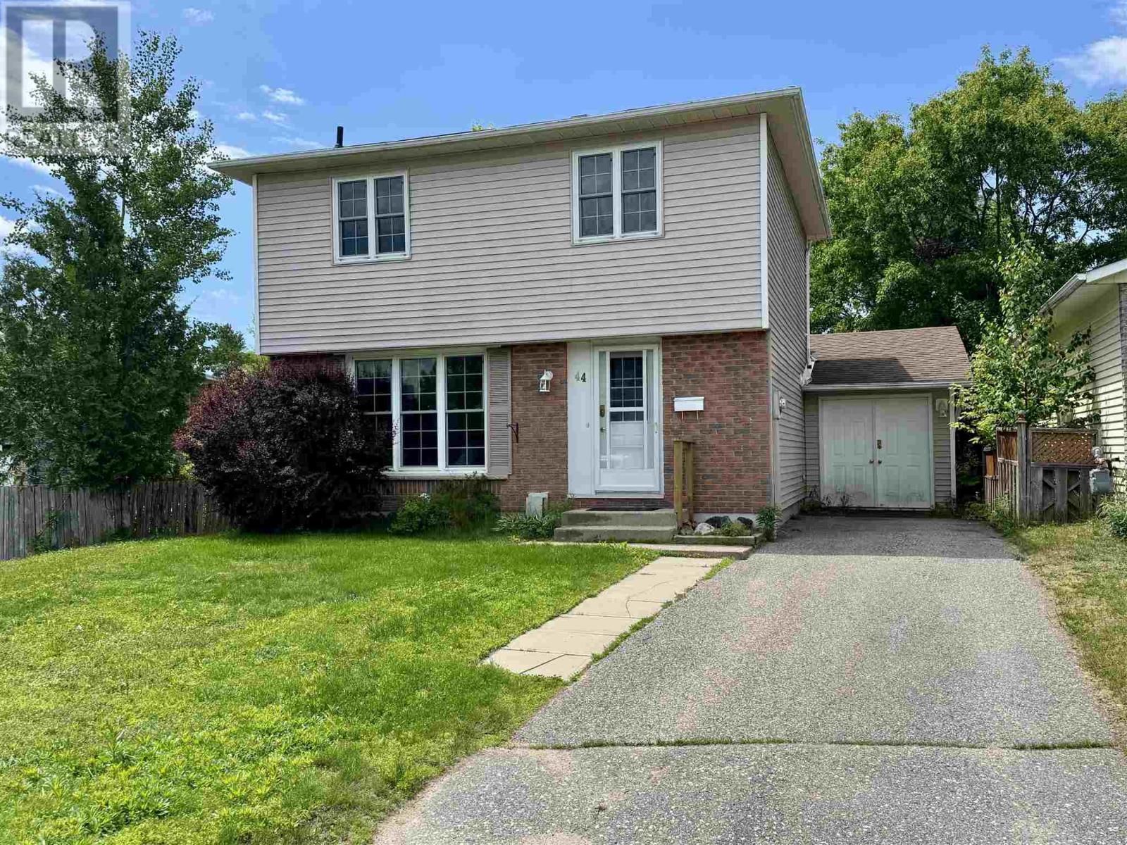 44-macdonald-ct-elliot-lake-ontario-sm260911