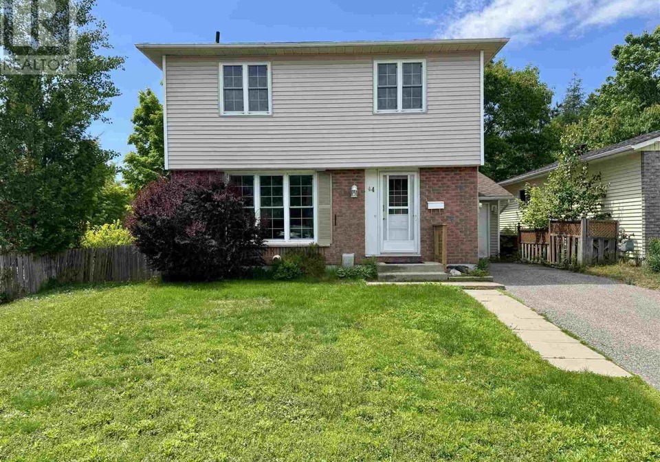 44-macdonald-ct-elliot-lake-ontario-sm260911