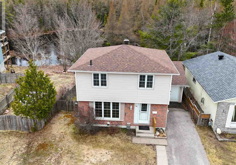 44-macdonald-ct-elliot-lake-ontario-sm260911