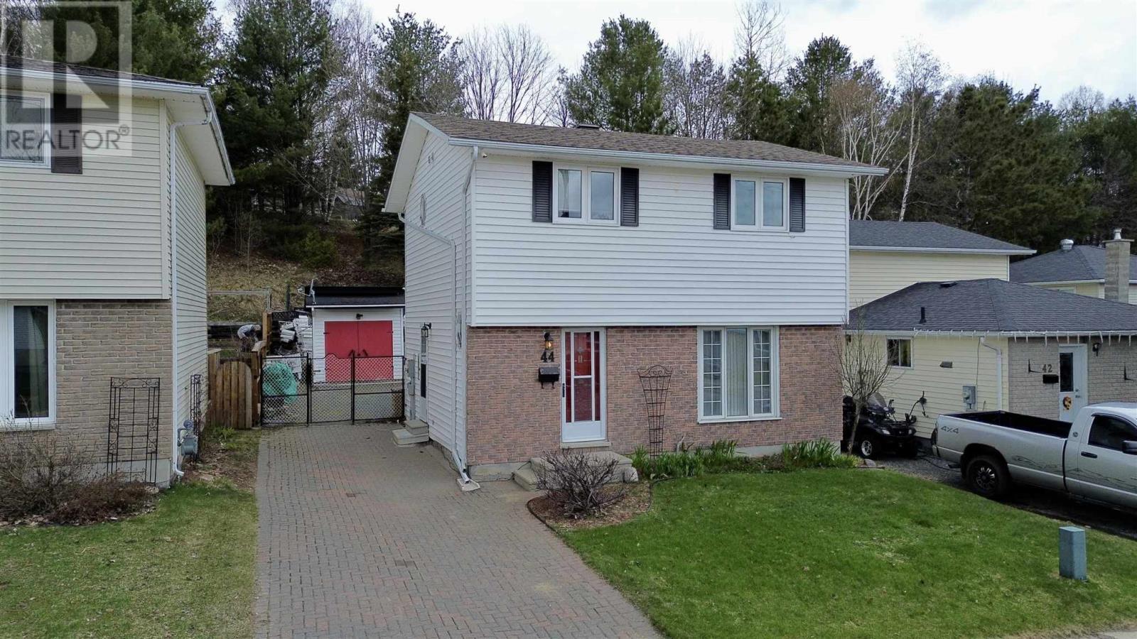 44-hergott-avenue-elliot-lake-ontario-sm260983