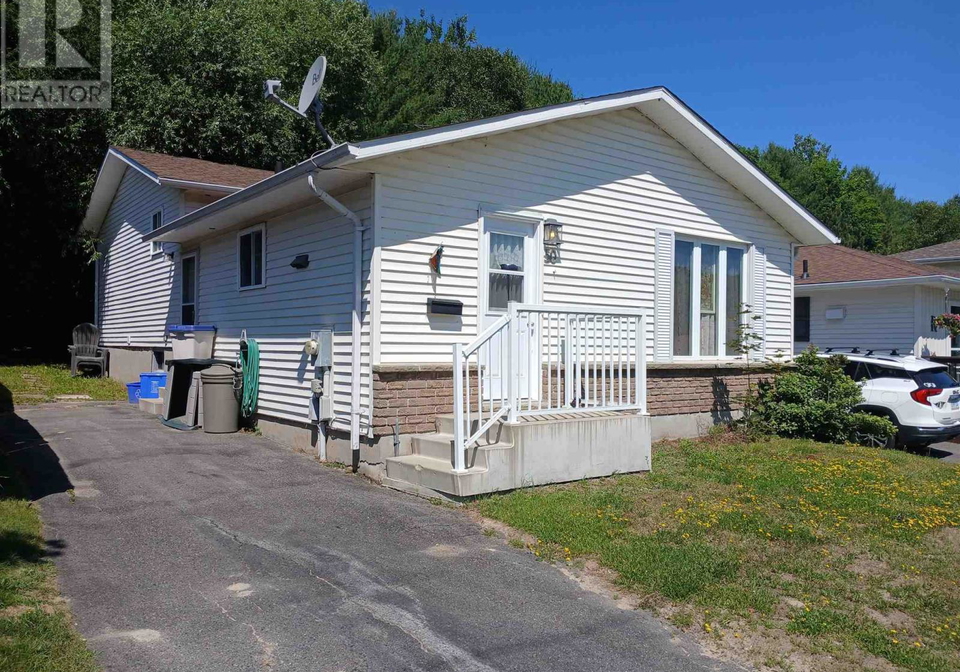 50-hergott-avenue-elliot-lake-ontario-sm261730