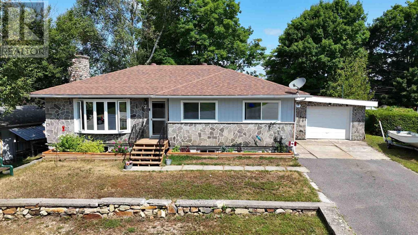 7-holt-place-elliot-lake-ontario-sm261990