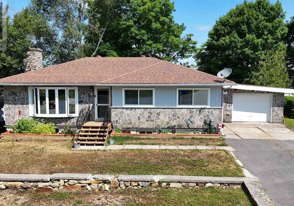 7-holt-place-elliot-lake-ontario-sm261990