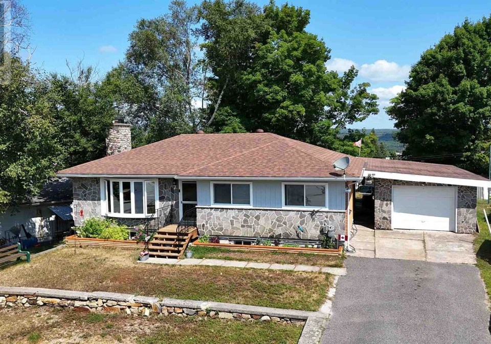 7-holt-place-elliot-lake-ontario-sm261990