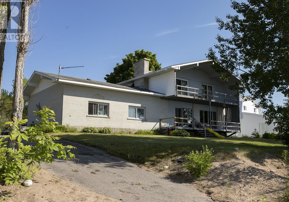 463-highway-563-batchawana-bay-ontario-sm262065