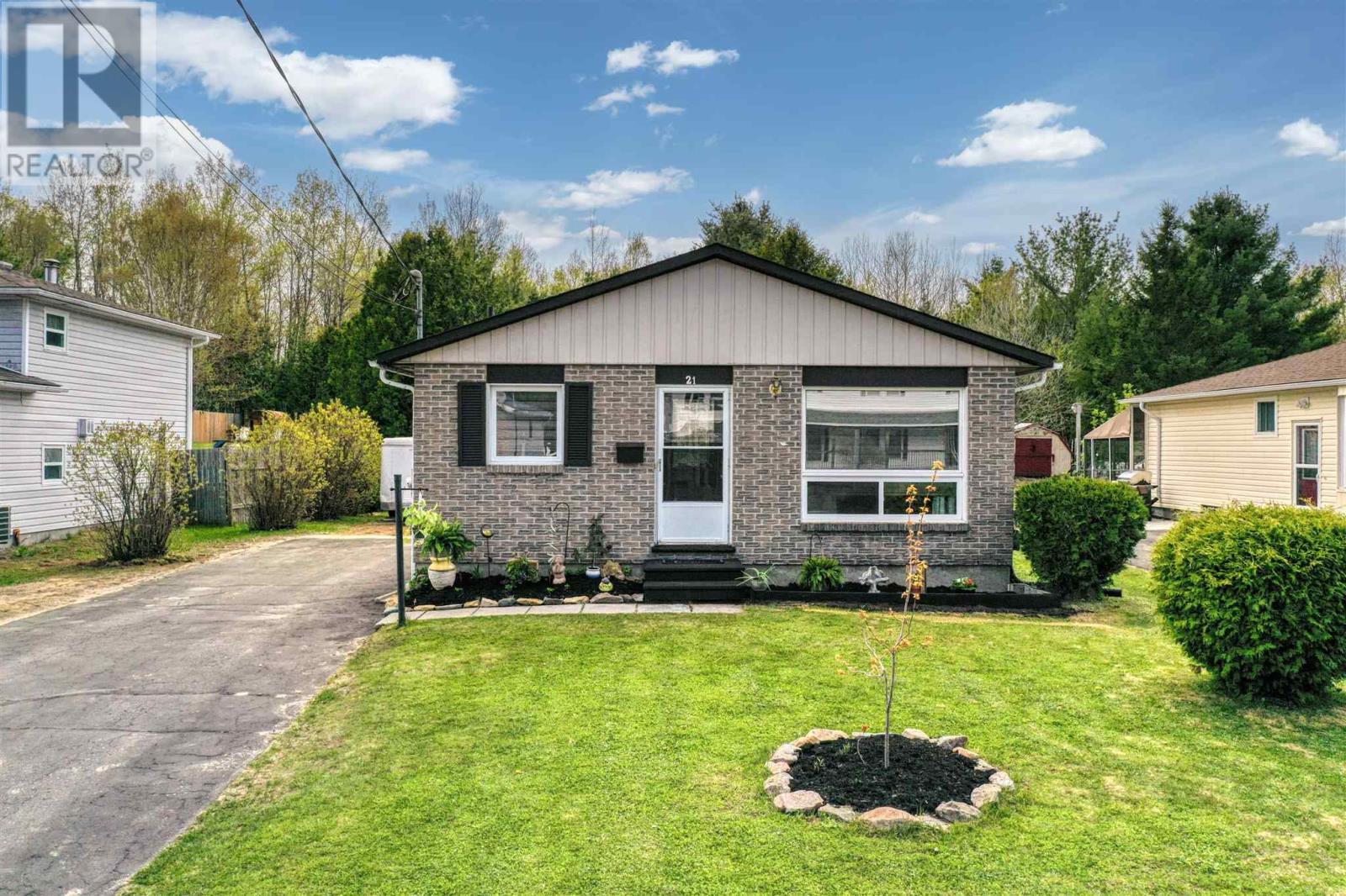 21-ottawa-avenue-elliot-lake-ontario-sm262137