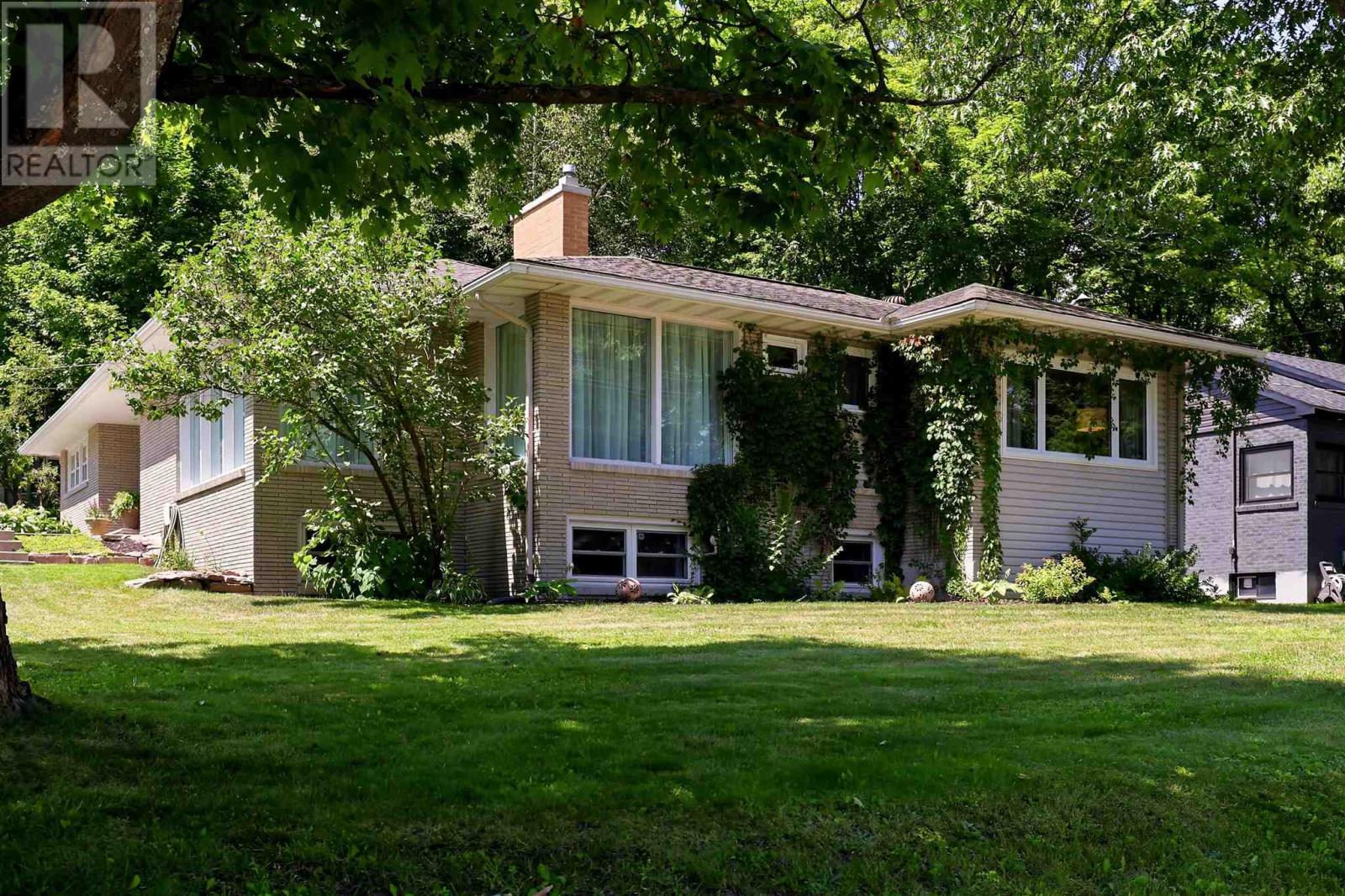 10-thorneloe-crescent-sault-ste-marie-ontario-sm262162