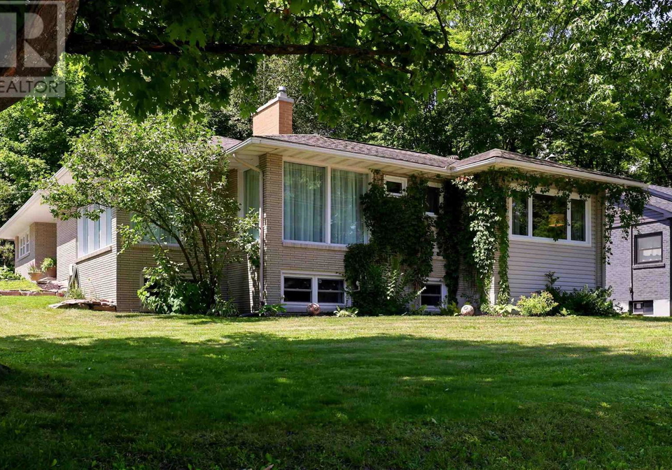 10-thorneloe-crescent-sault-ste-marie-ontario-sm262162