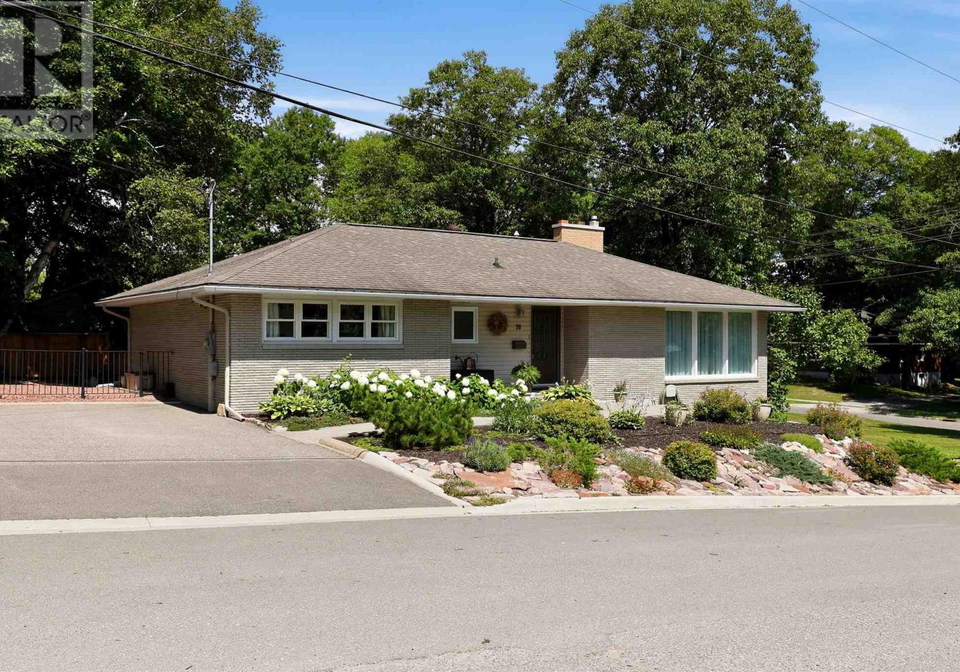 10-thorneloe-crescent-sault-ste-marie-ontario-sm262162
