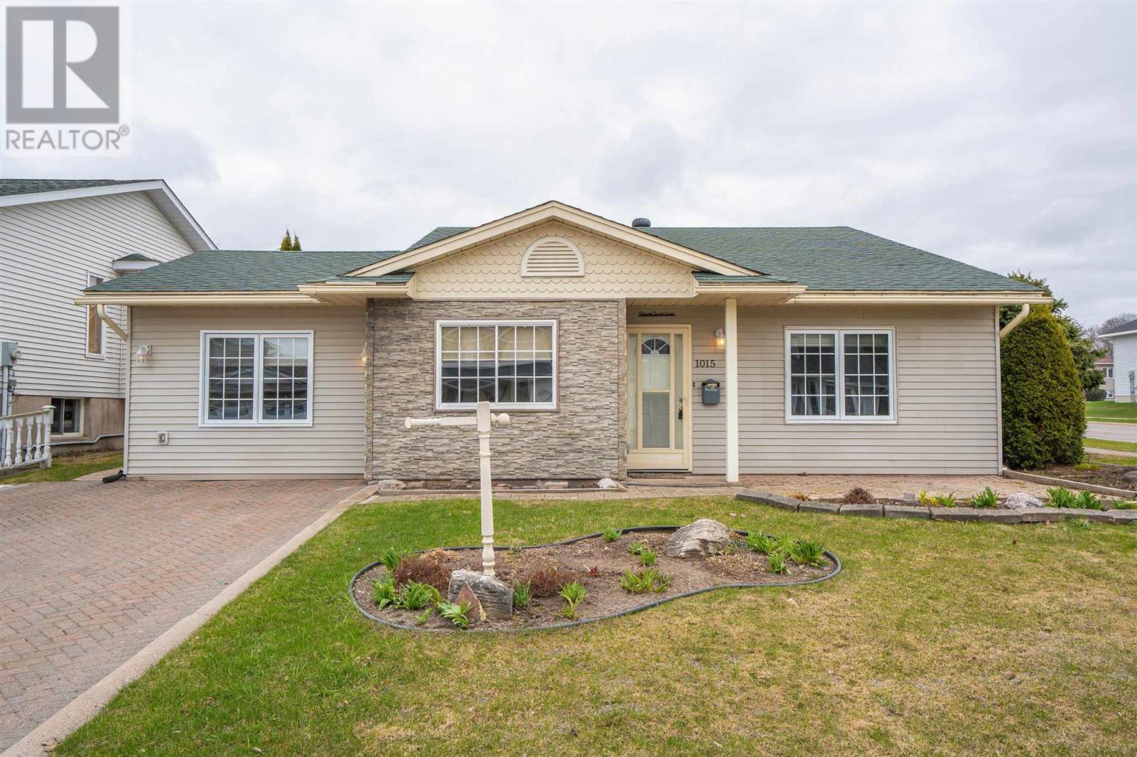 1015-lake-street-sault-ste-marie-ontario-sm262223