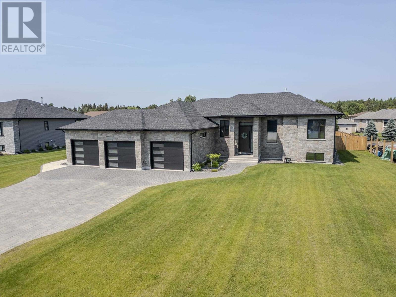 2111-magnolia-drive-thunder-bay-ontario-tb2600779