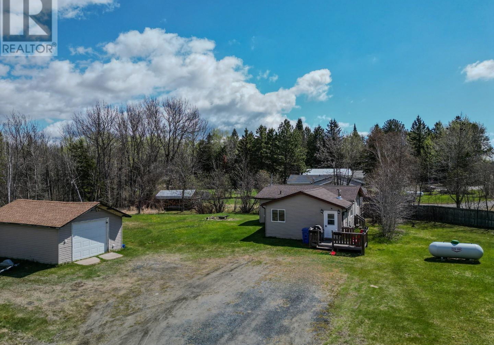 5-tallieu-kenora-ontario-tb2601217