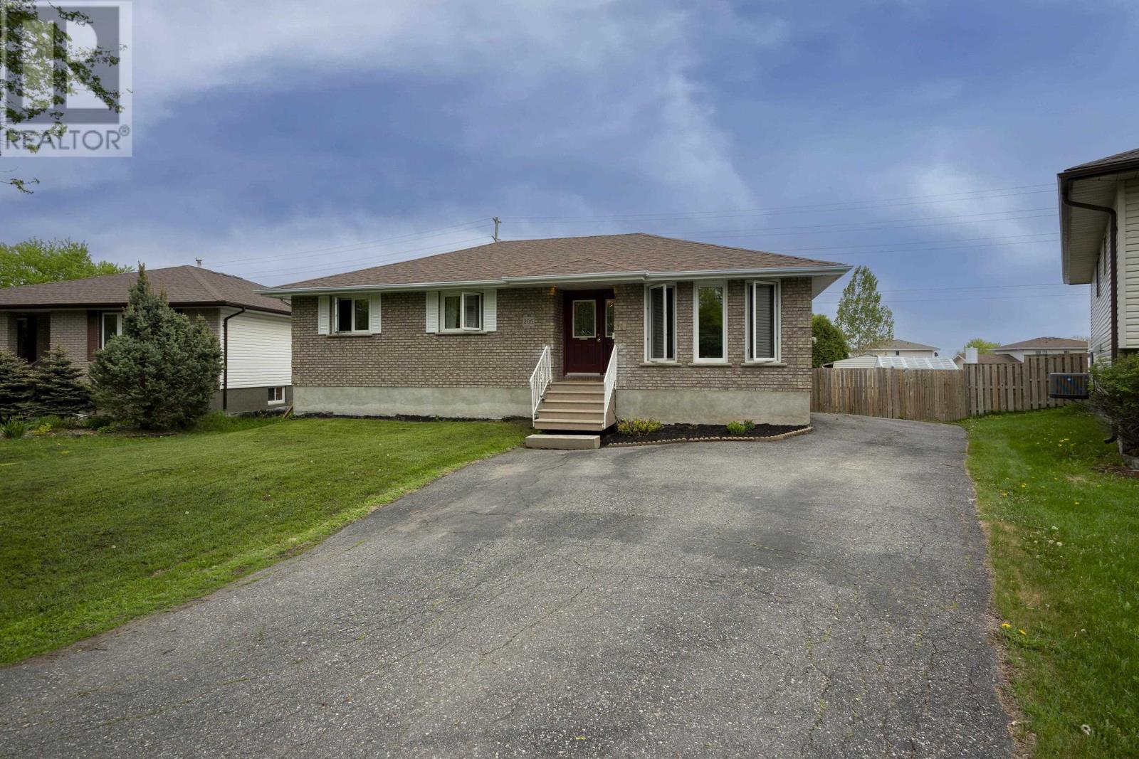205-linden-ct-thunder-bay-ontario-tb2601454