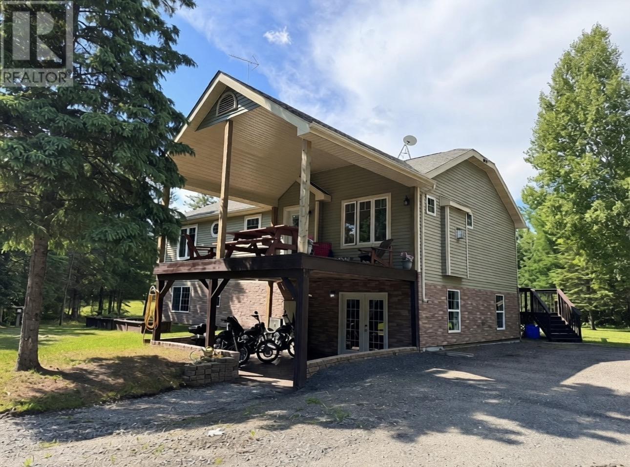 425-road-emo-ontario-tb2601717