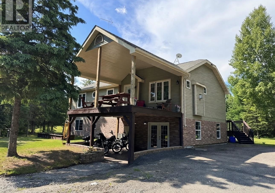 425-road-emo-ontario-tb2601717