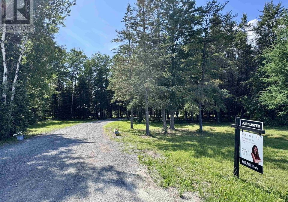 425-road-emo-ontario-tb2601717