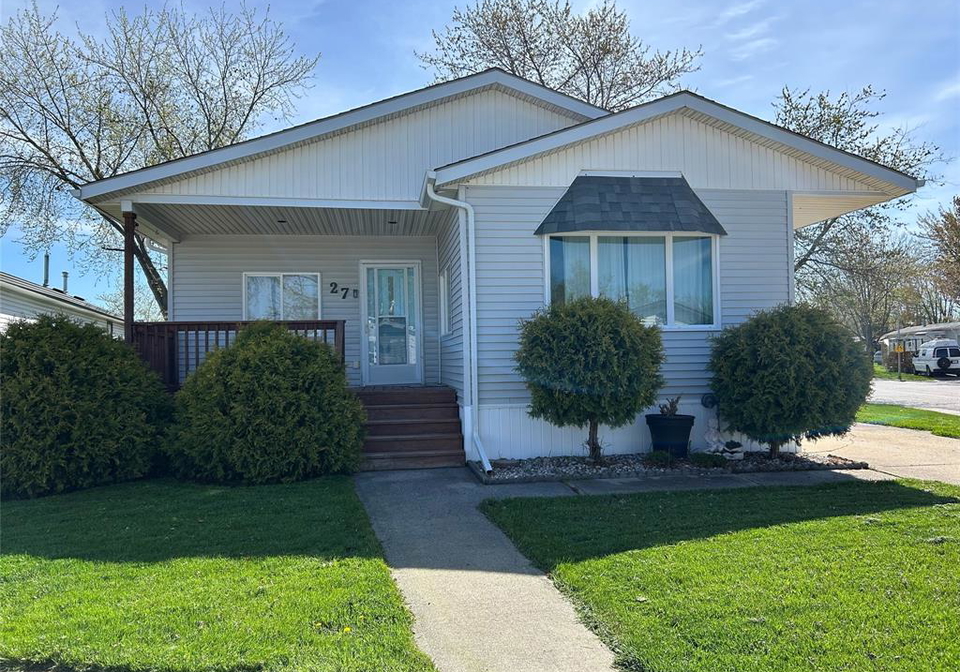 27-spruce-mcgregor-ontario-25010561