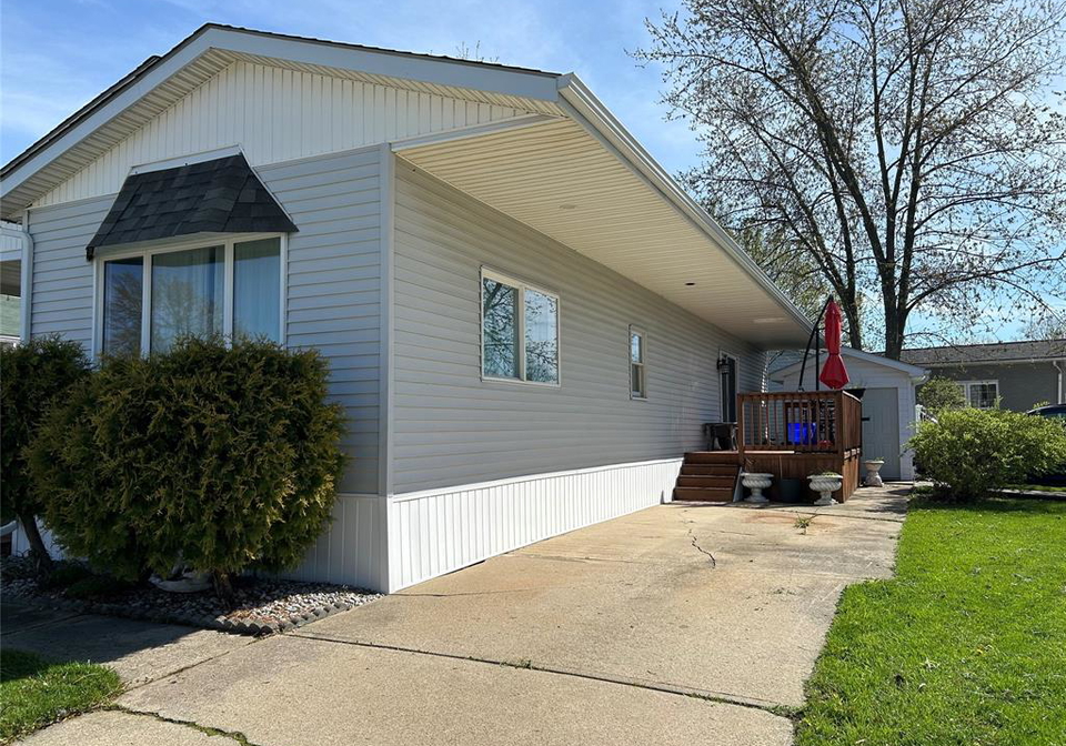 27-spruce-mcgregor-ontario-25010561