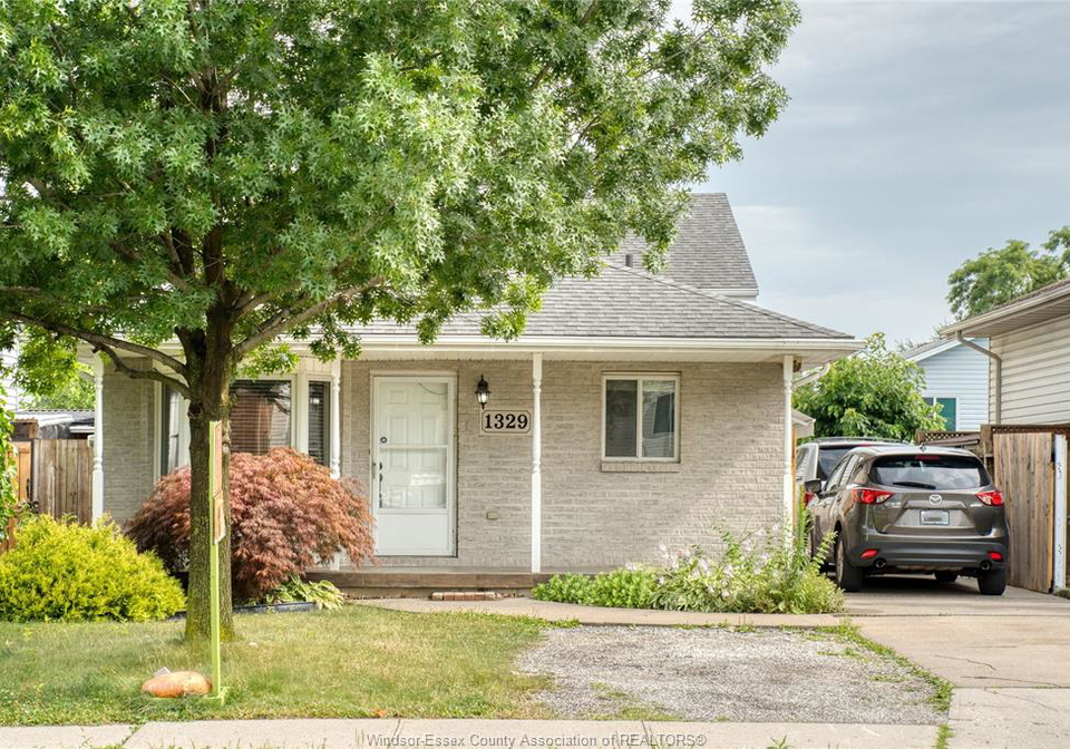 1329-foster-avenue-windsor-ontario-25017814