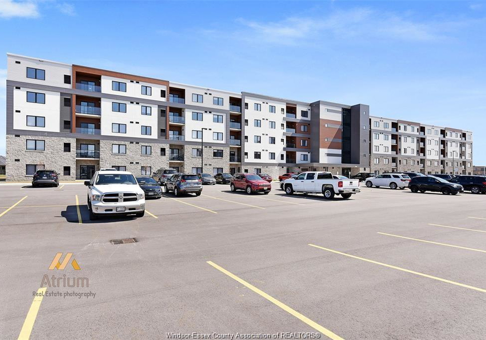2550-sandwich-west-parkway-lasalle-ontario-25021122