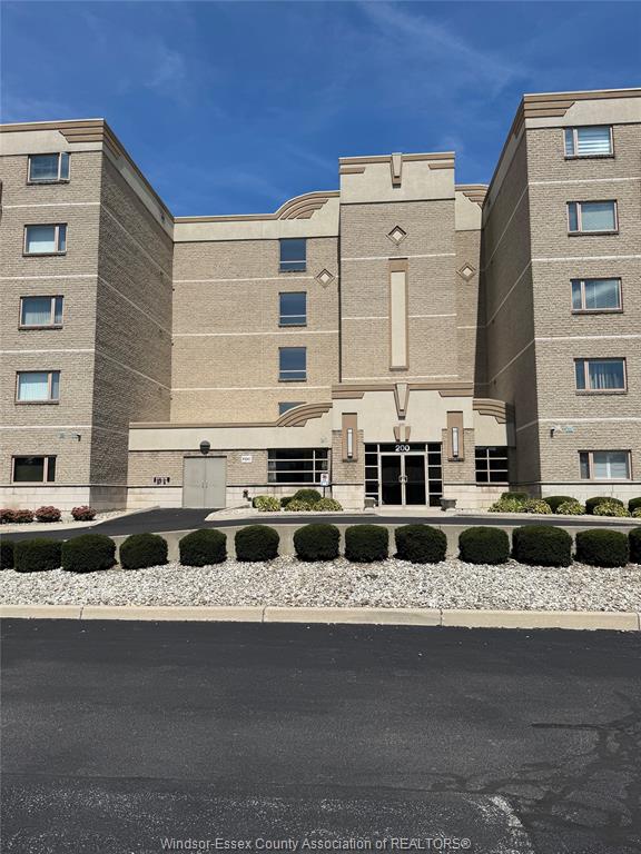 200-manning-tecumseh-ontario-25021795