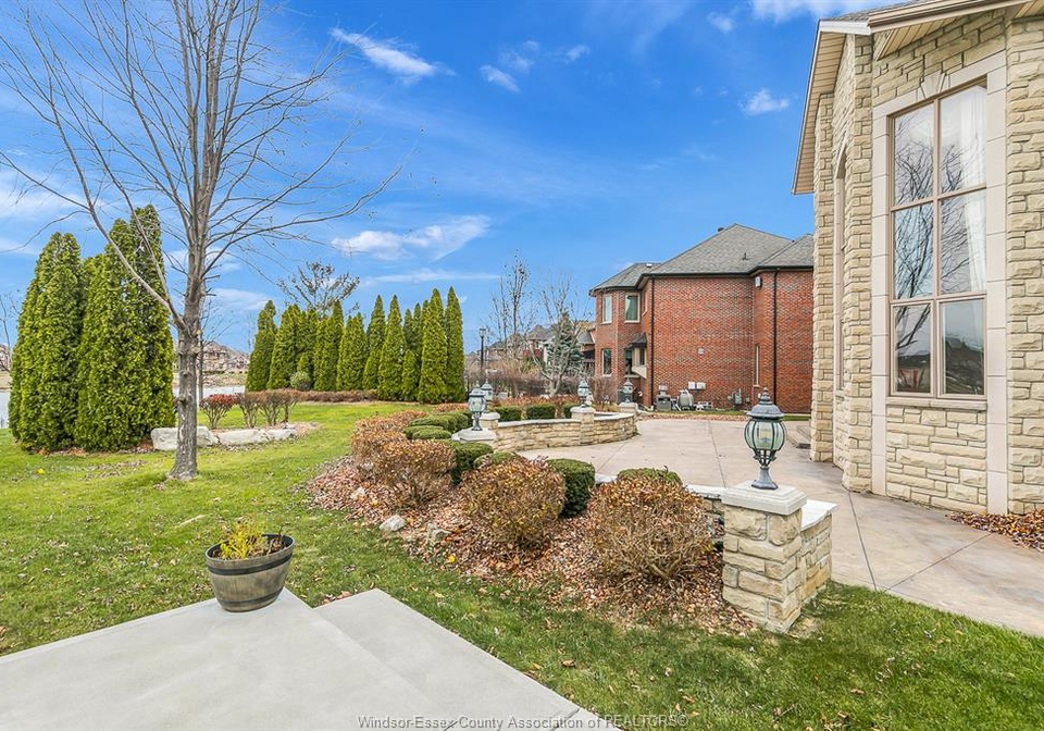 1585-stoneybrook-crescent-windsor-ontario-26000560