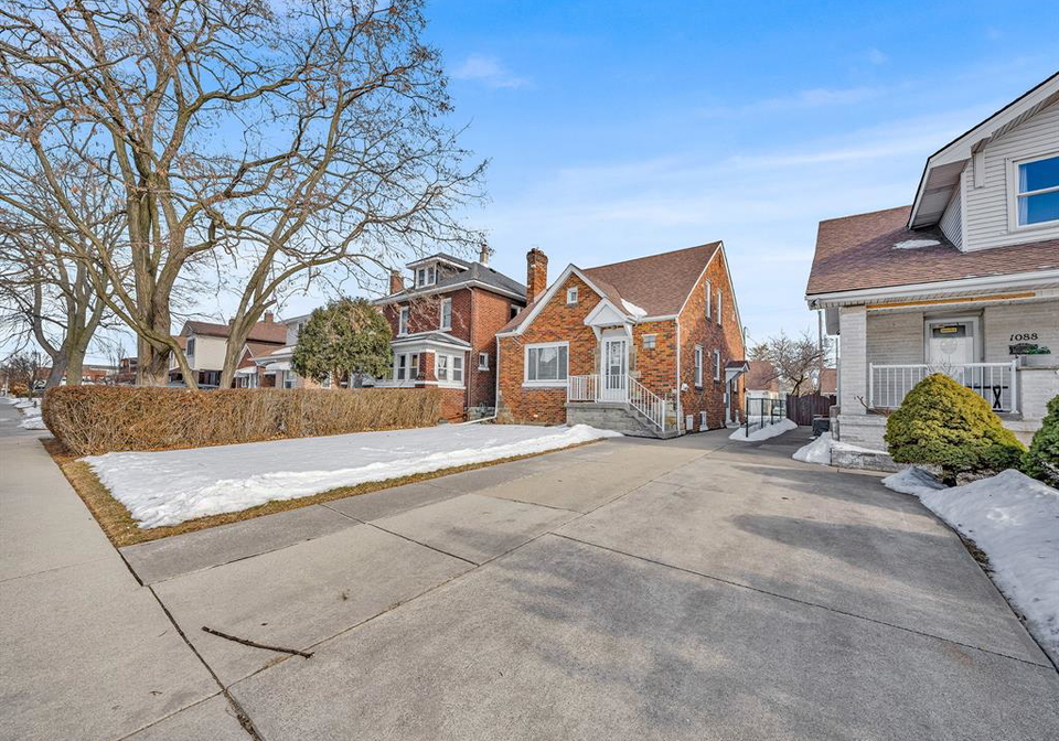 1082-parent-windsor-ontario-26003139