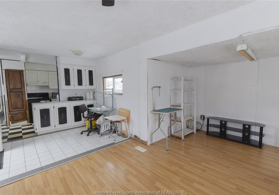 3-oak-court-mcgregor-ontario-26003505