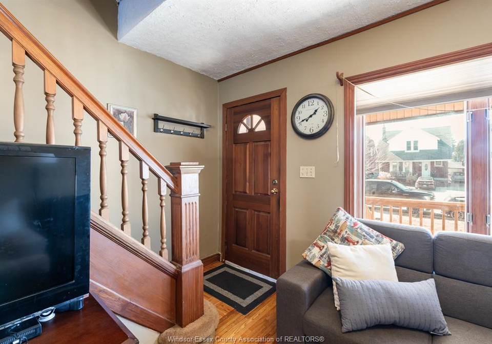 2136-lincoln-road-windsor-ontario-26004012