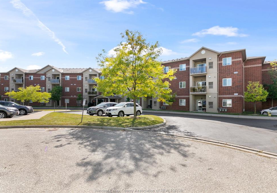 1888-westview-lasalle-ontario-26004570