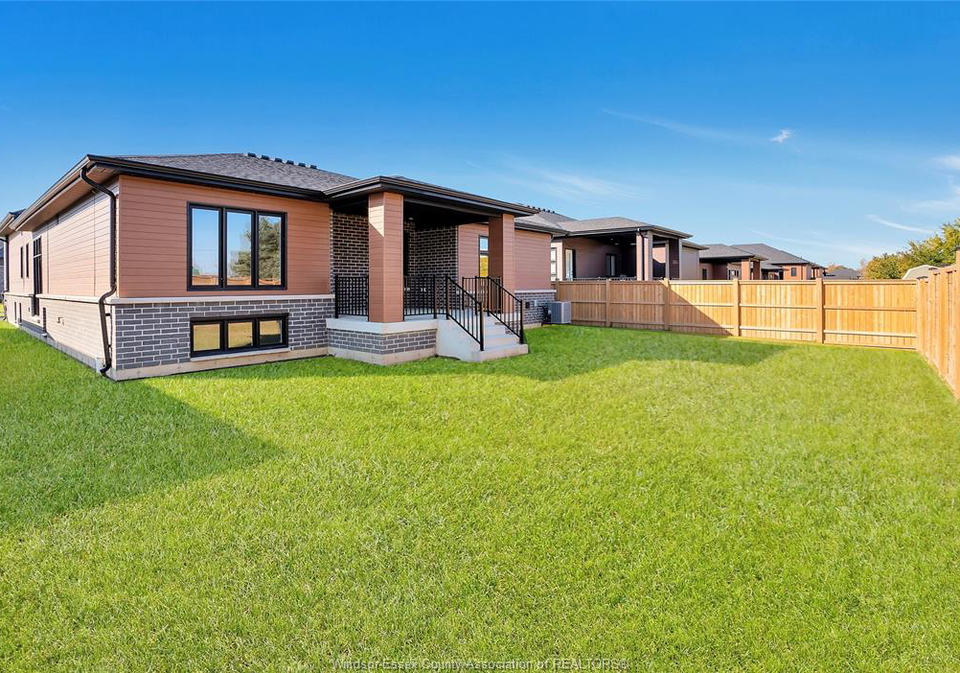 18-woodland-street-kingsville-ontario-26004680