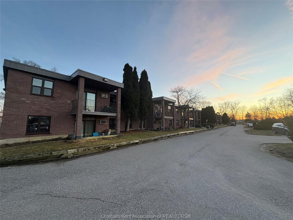 12-montgomery-drive-wallaceburg-ontario-26004809