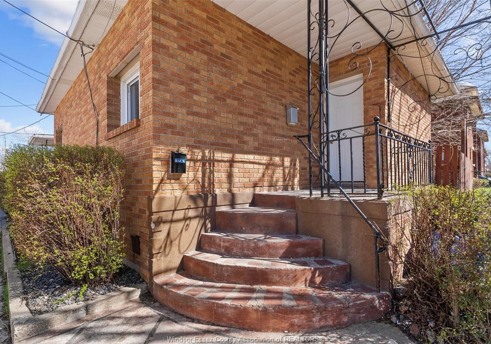 614-elliott-street-east-windsor-ontario-26004938