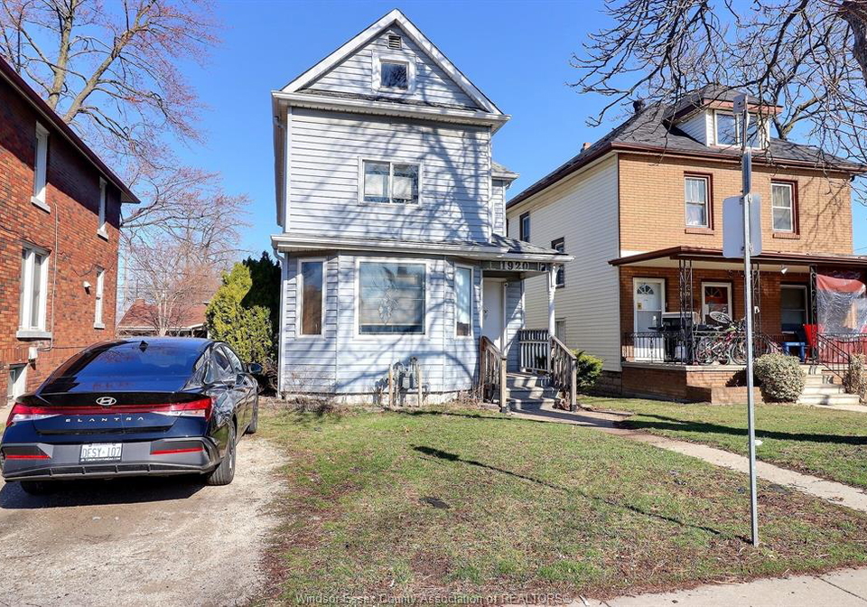 1920-university-avenue-west-windsor-ontario-26005415