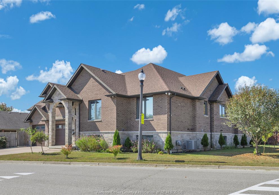 498-sacred-heart-drive-lasalle-ontario-26006194