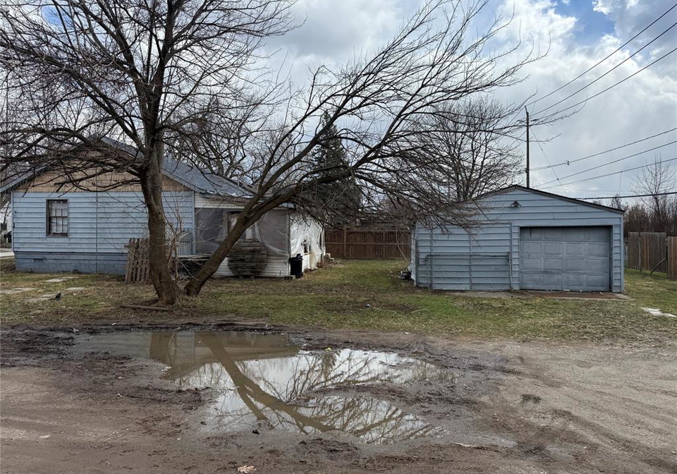 1303-central-windsor-ontario-26006375