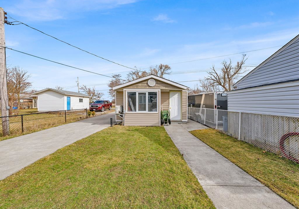 515-lypps-beach-colchester-ontario-26006704