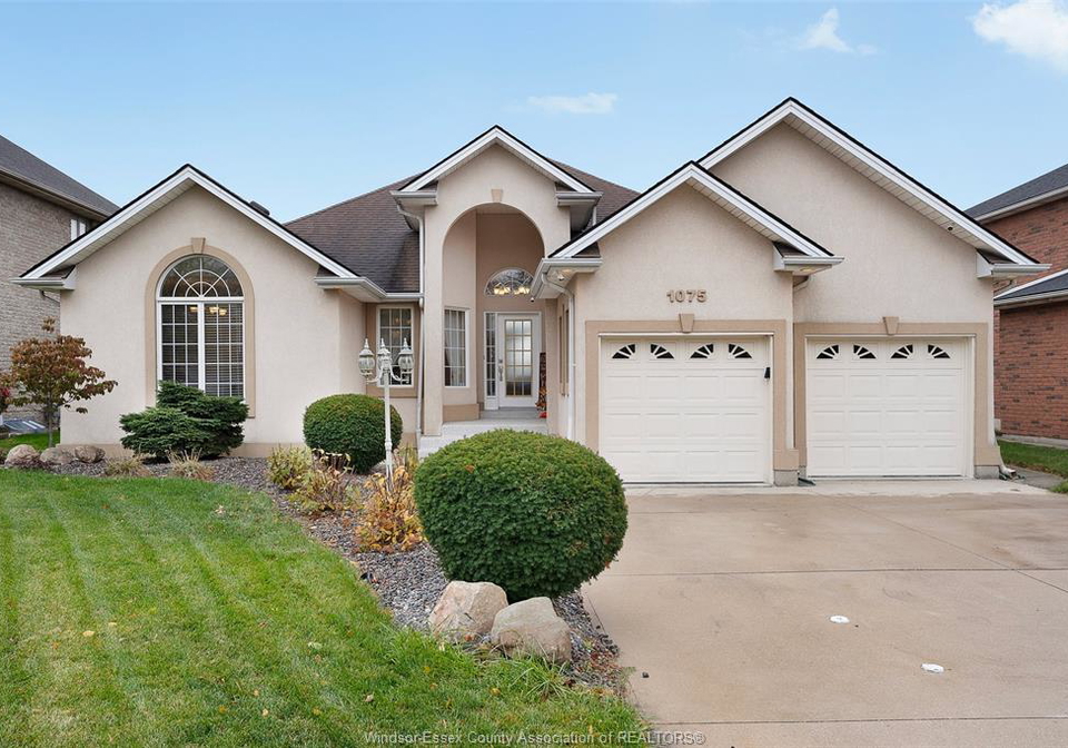 1075-stoneybrook-windsor-ontario-26006735