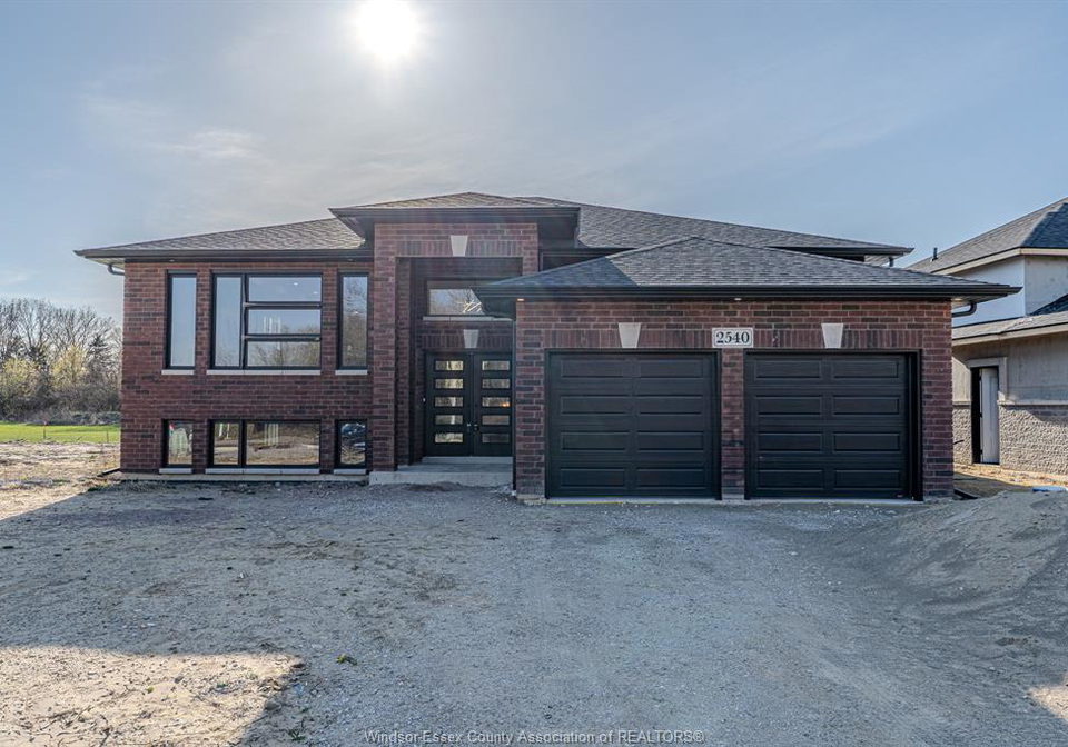 2588-mayfair-lasalle-ontario-26007130