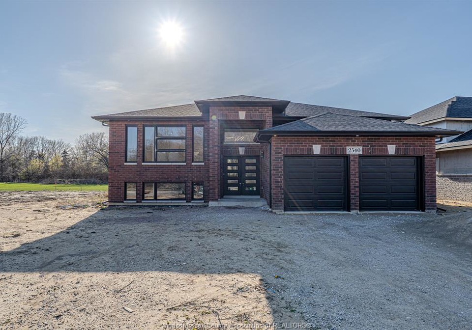 2588-mayfair-lasalle-ontario-26007130