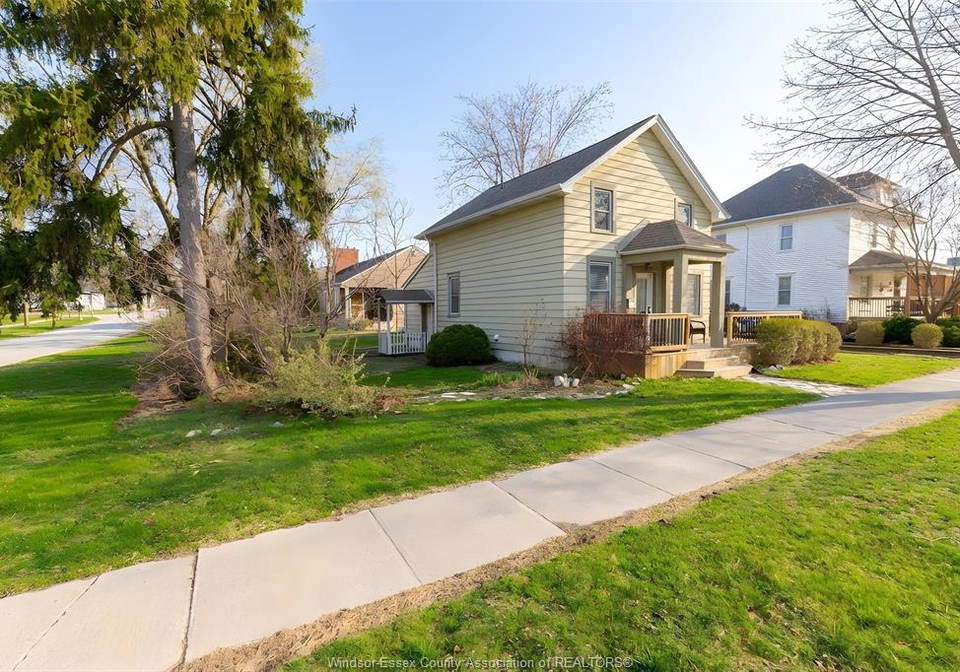 21-clark-leamington-ontario-26007324