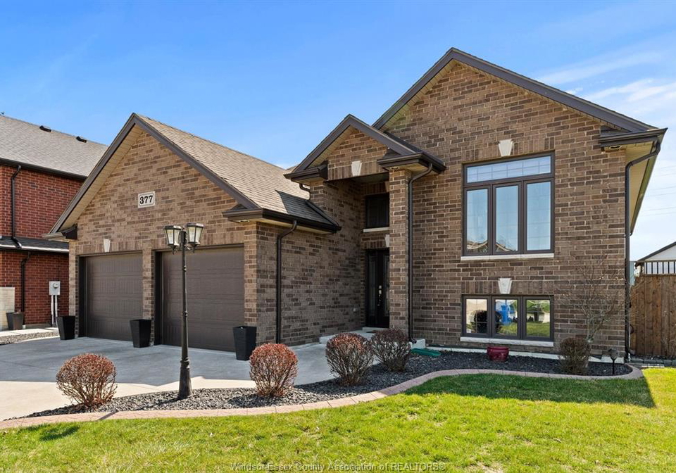 377-piroli-crescent-lakeshore-ontario-26007500