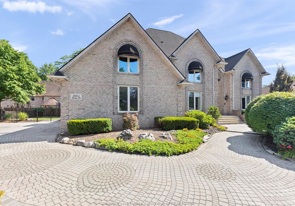 15-fasan-crescent-tecumseh-ontario-26007583
