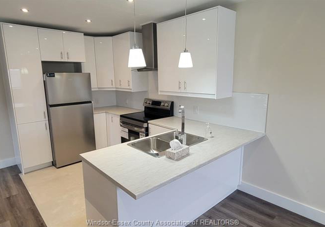 22-robin-crescent-lakeshore-ontario-26007630