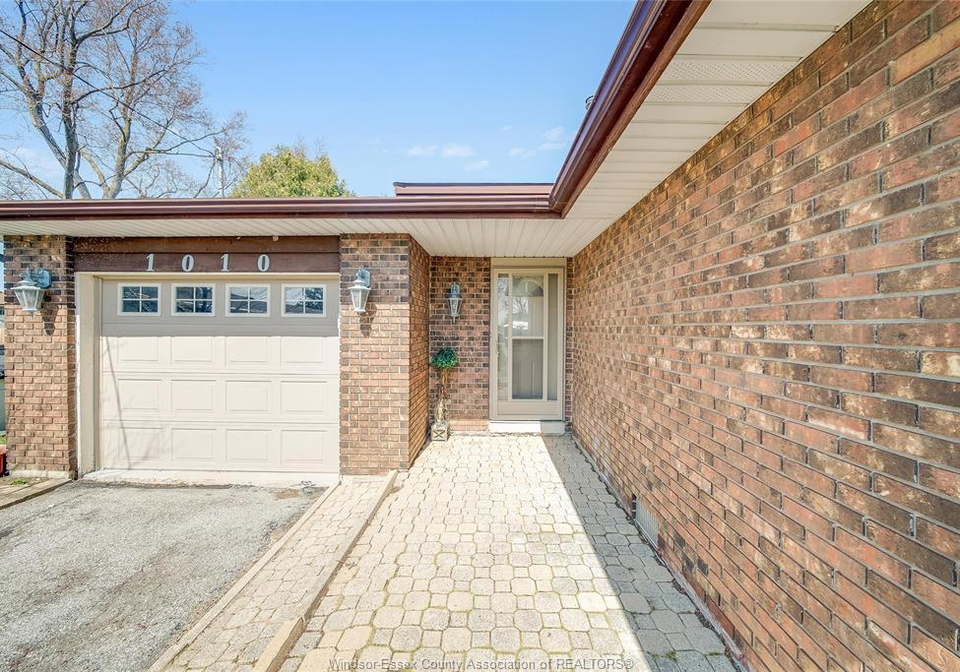 1010-county-road-lakeshore-ontario-26007705